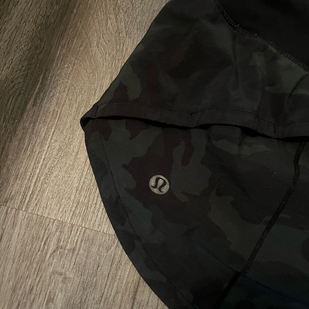 Lululemon Women’s Black Camouflage Active Shorts - Picture 3 of 3